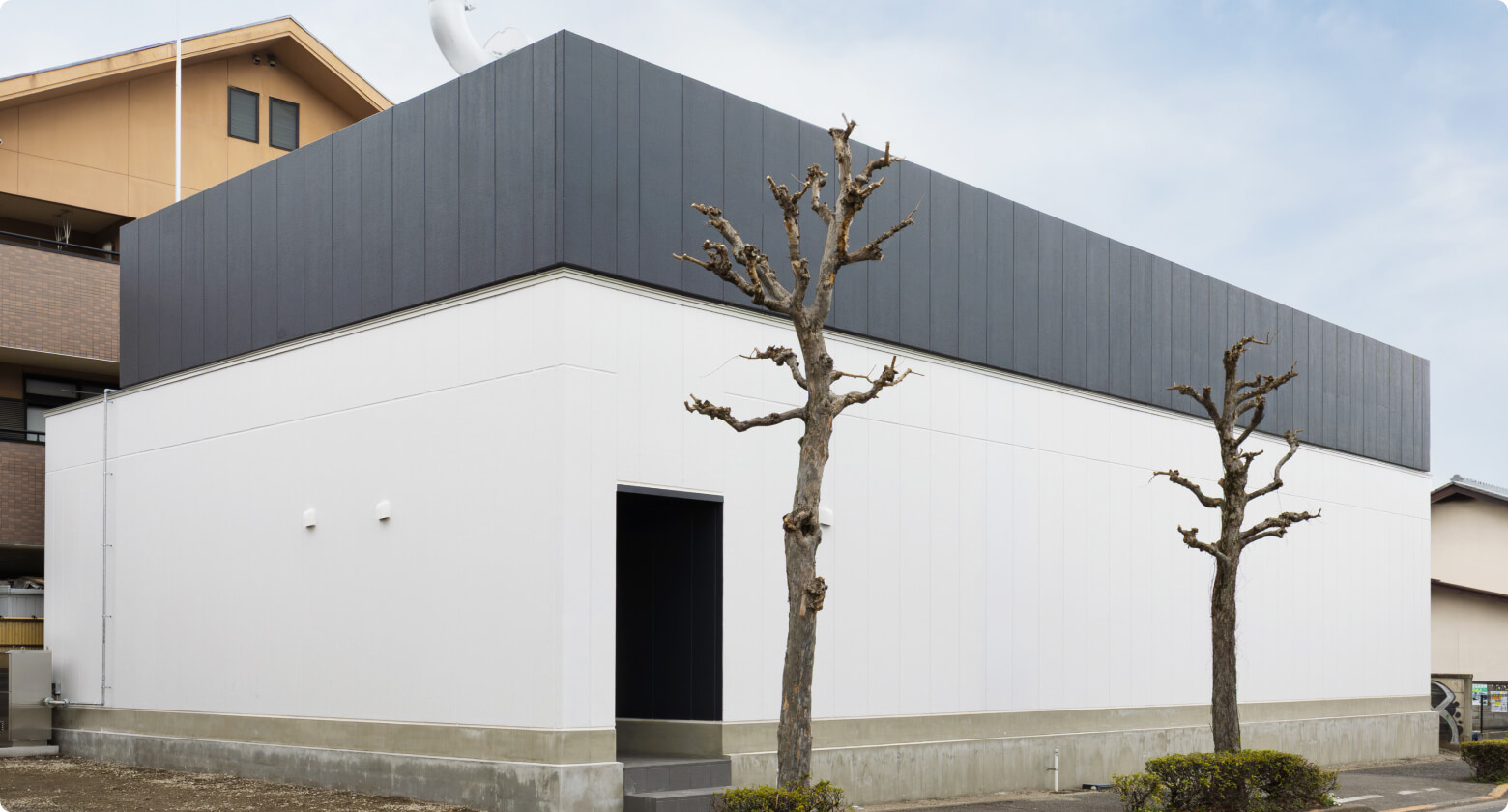 建物はコンビニ1棟(約150坪)。しかし内部には一般家庭500軒分に相当する電力(2,000kW)を流し込み、AIサービス用コンピューターを24時間フル稼働させます。小さいからこそ、用地確保が容易で、建設期間が短く、都市の近くに置ける。それが最大の強みです。